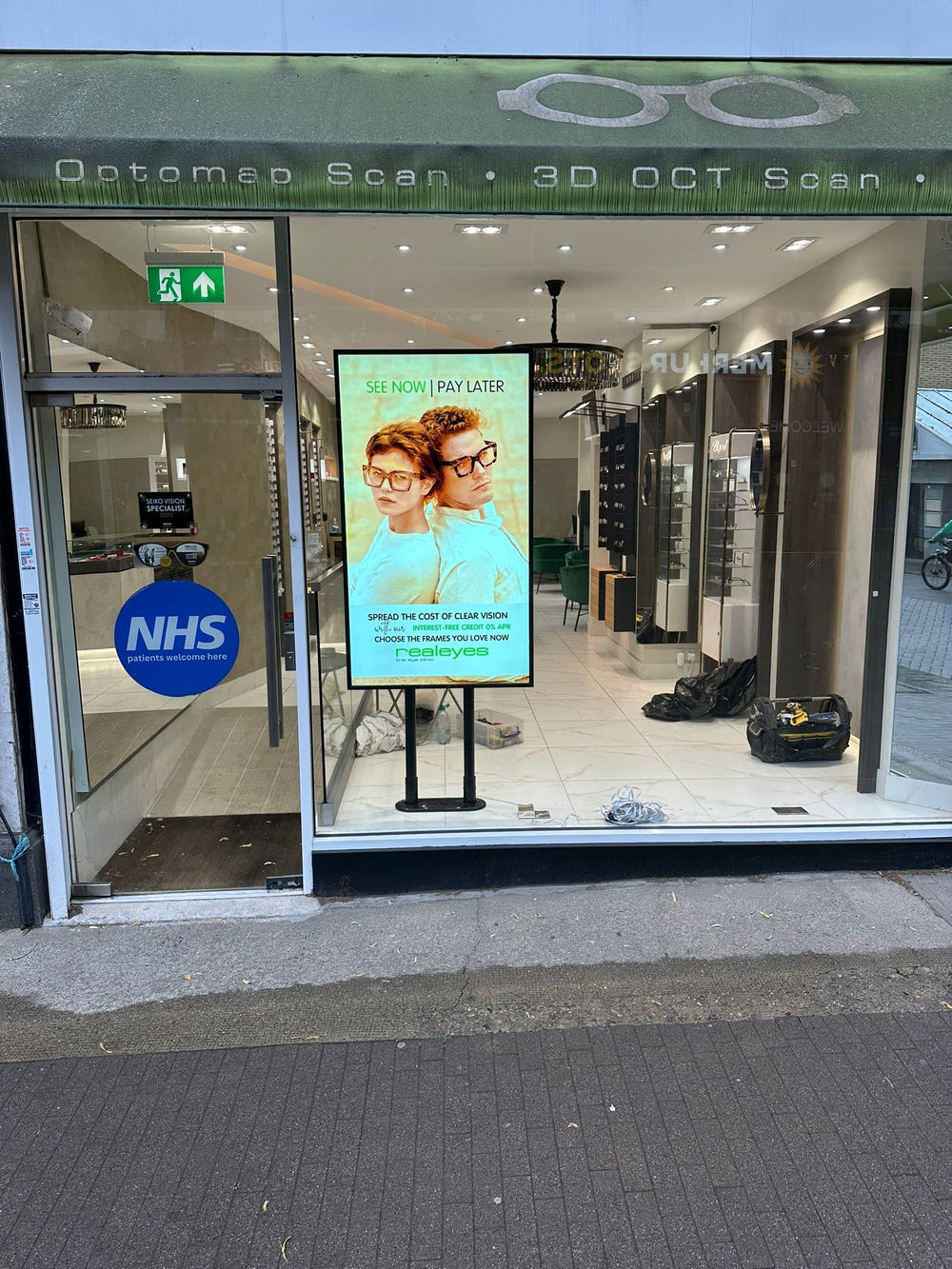 WINDOW DIGITAL SIGNAGE ADD VISION
